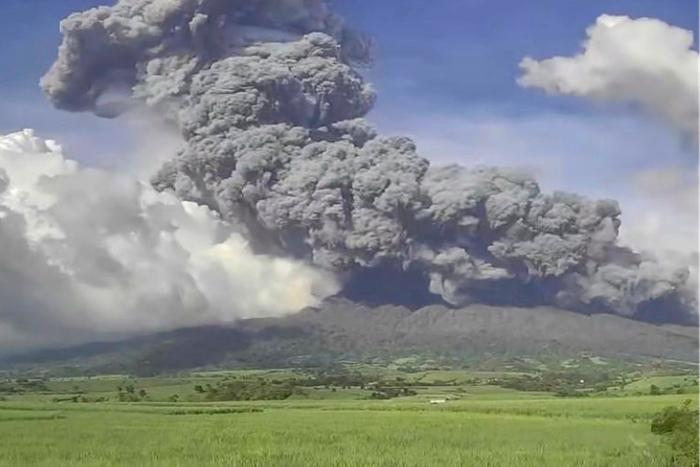 菲律賓坎拉翁火山噴發(fā) 巨型火山灰柱直沖云霄