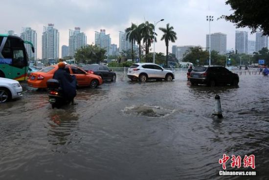 短時(shí)強(qiáng)降雨致三亞部分街道成“河”交通受阻