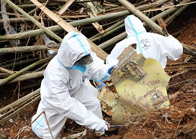 武警官兵分批次、分區(qū)域搜索