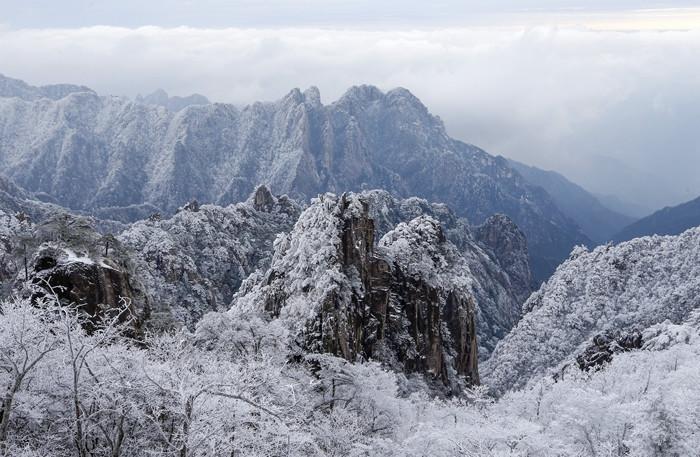 安徽：初雪紛飛“扮靚”黃山